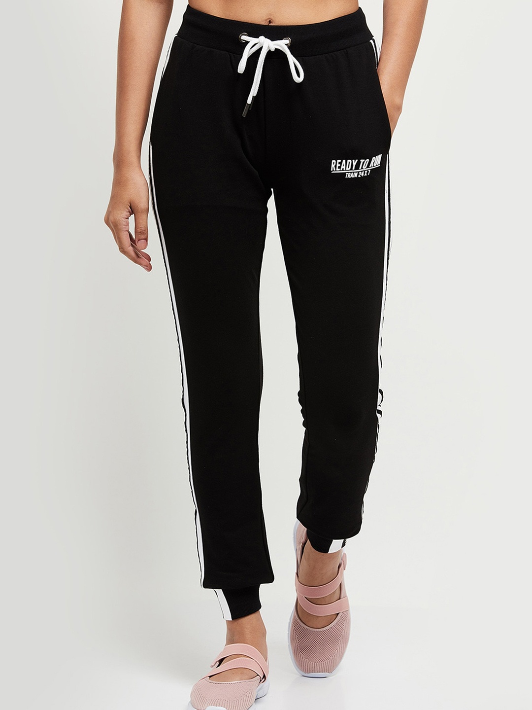 

max Women Black Solid Track Pants