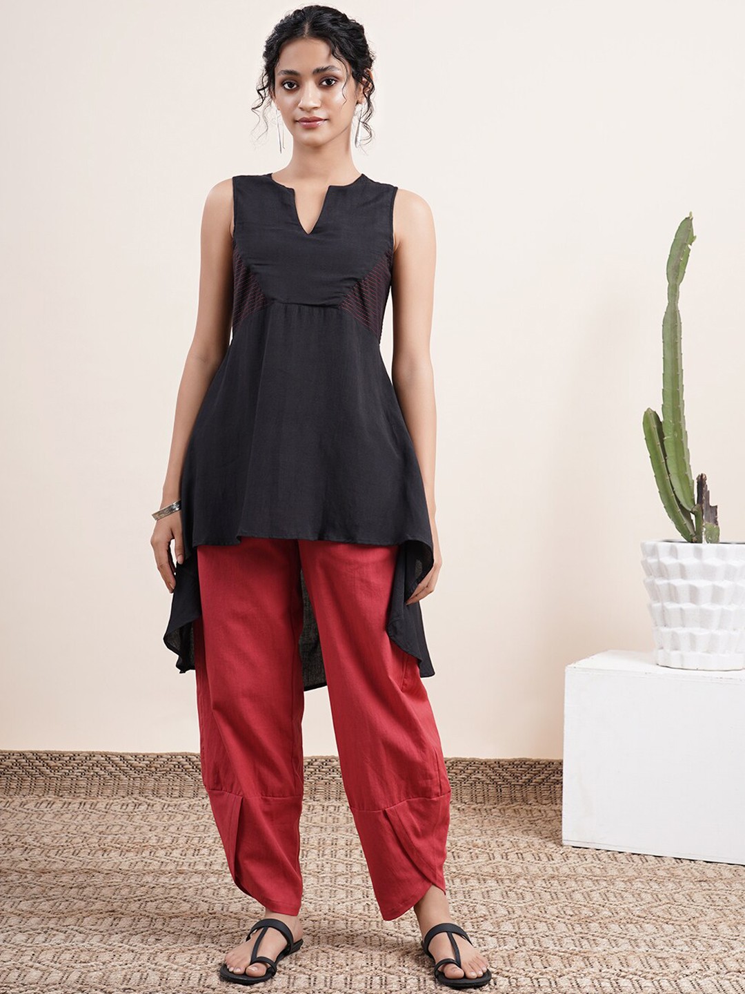 

Abhishti High-Low Kurta With Contrast Stitches, Black
