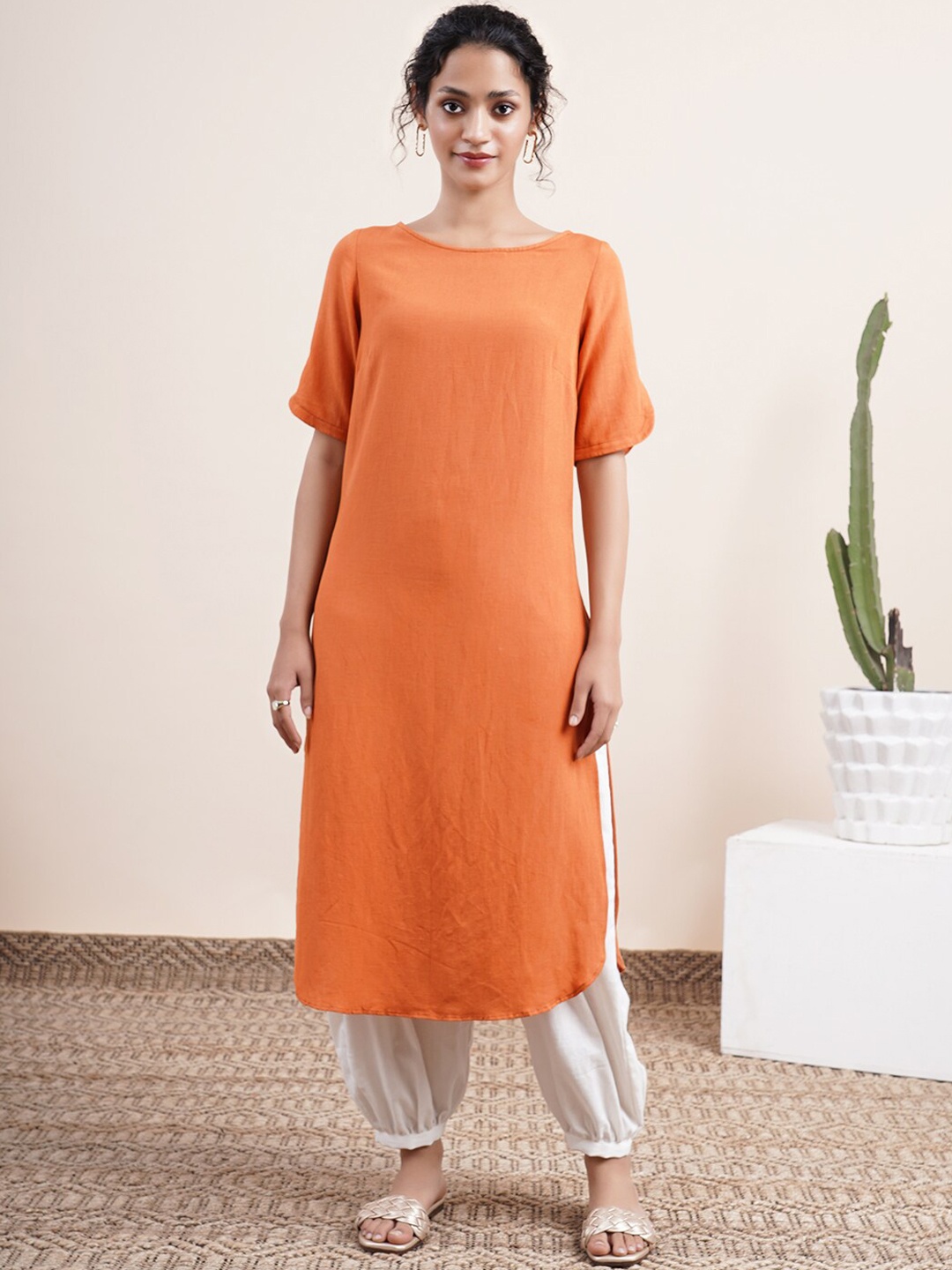 

Abhishti Slit Sleeves Straight Kurta, Orange