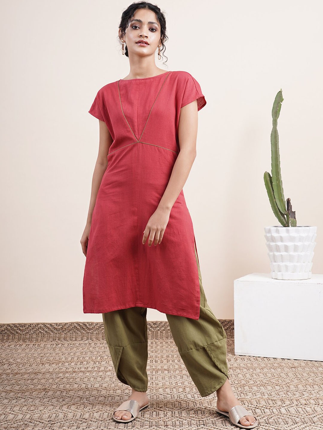 

Abhishti Women Maroon Extended Sleeves Kurta with Contrast Piping