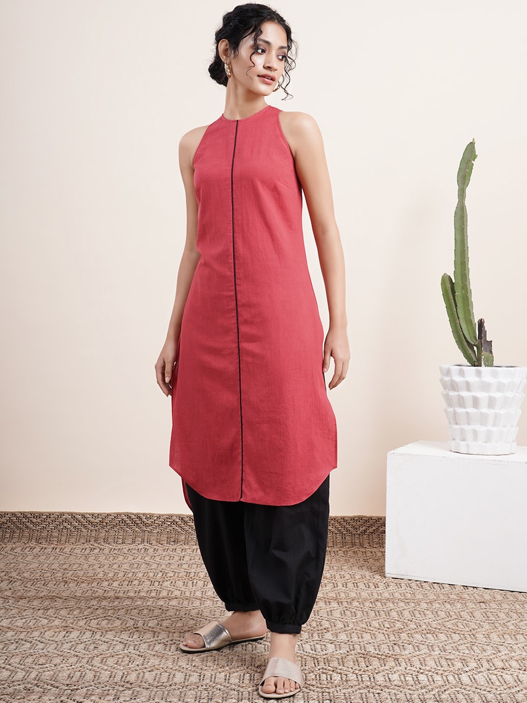 

Abhishti Women Maroon Halter Neck Kurta