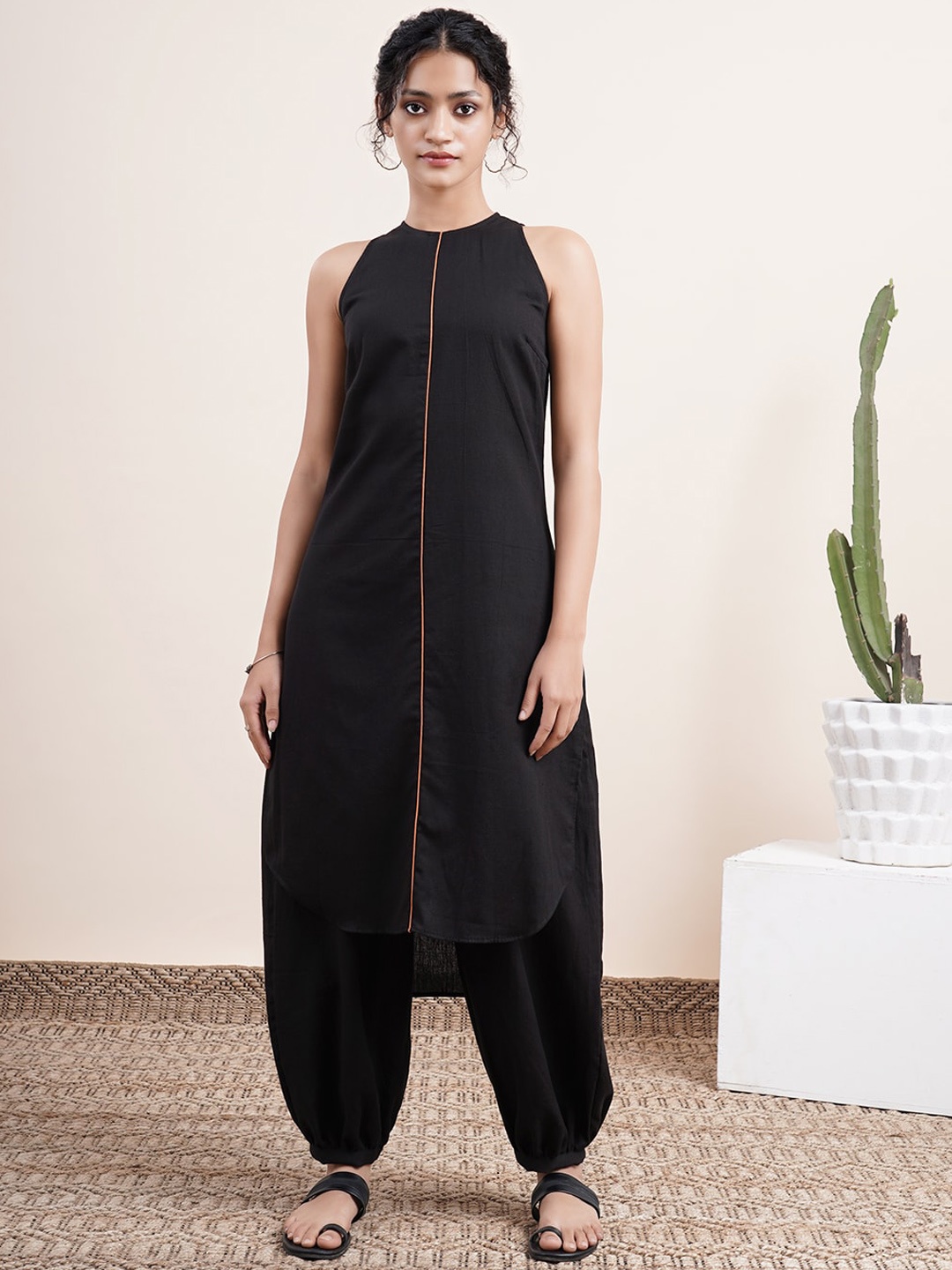 

Abhishti Women Black Halter Neck Kurta with Contrast Piping