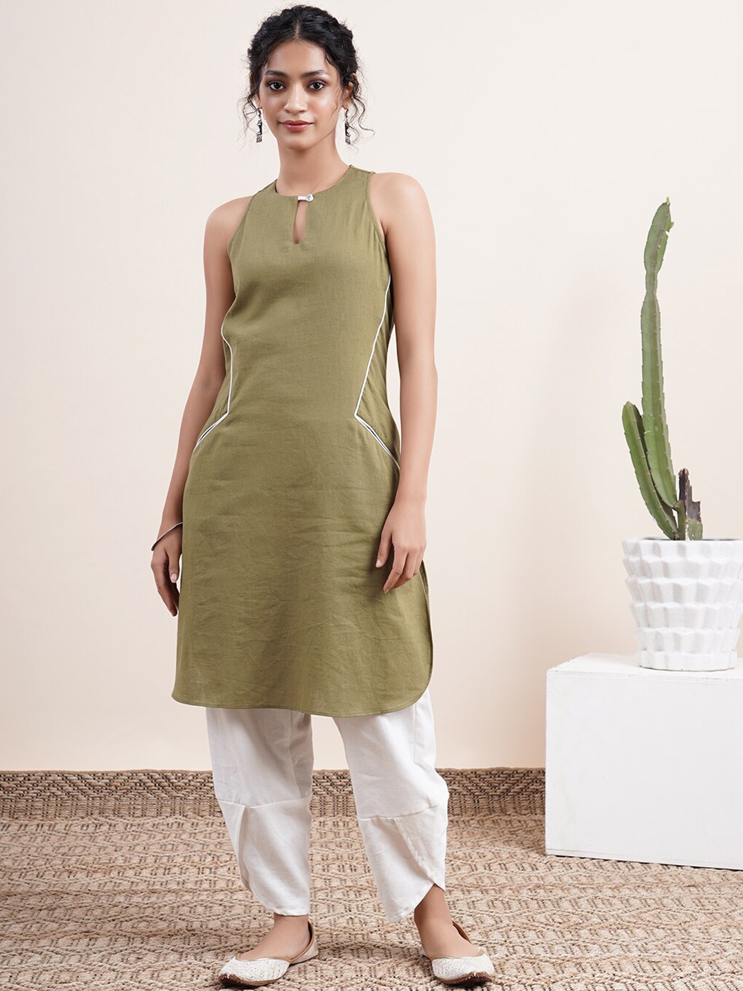 

Abhishti Women Olive Green Keyhole Neck Thread Work Kurta