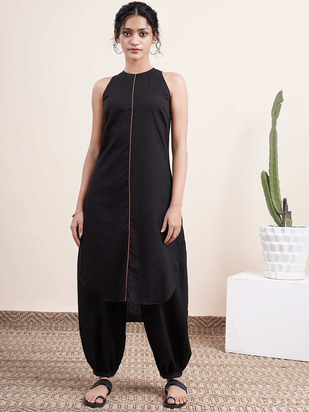 

Abhishti High low Kurta Paired with Pathani Pants, Black