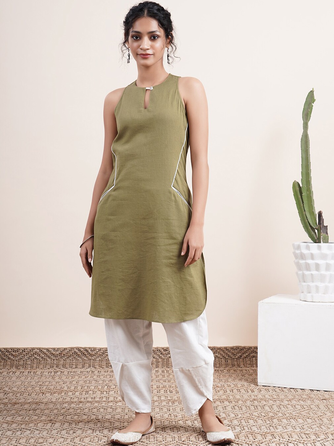 

Abhishti Women Olive Green Keyhole Neck Kurta with Overlapped Hem Pants