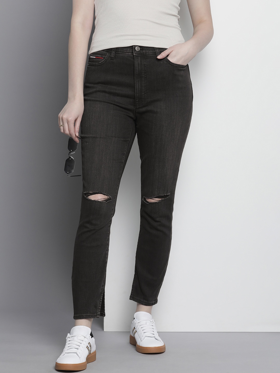 

Tommy Hilfiger Women Skinny Fit Ultra High-Rise Slash Knee Light Fade Stretchable Jeans, Black