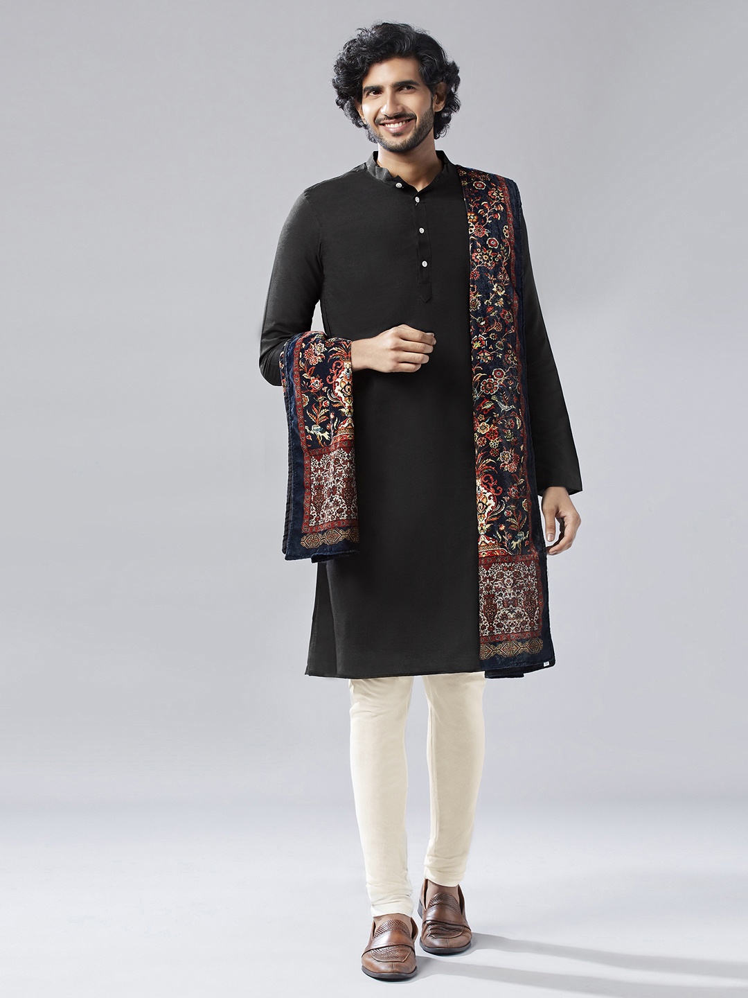 

KISAH Men Black & White Kurta with Churidar & Shawl