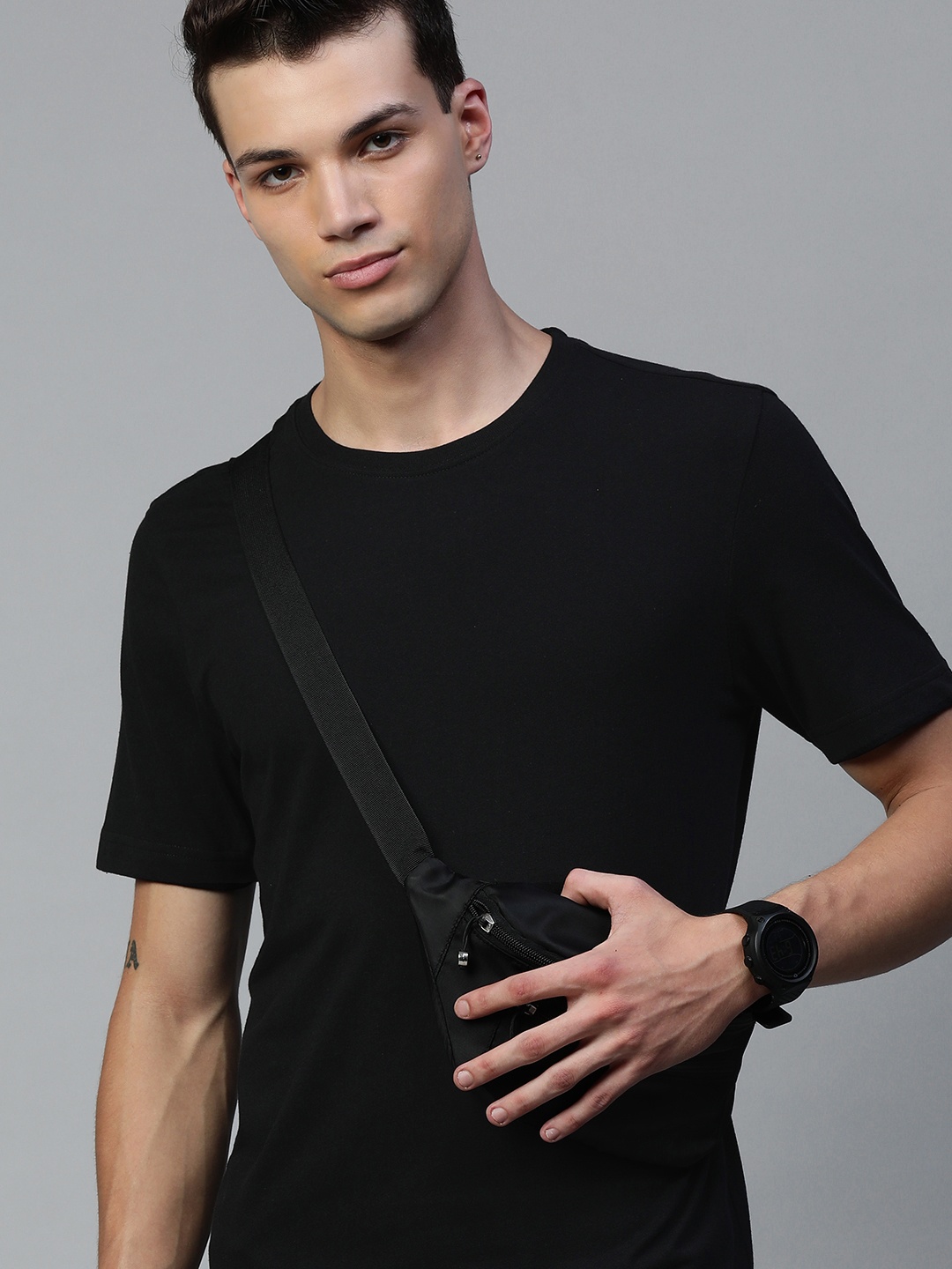 

Huetrap Men Black Solid Round Neck Short Sleeves T-shirt