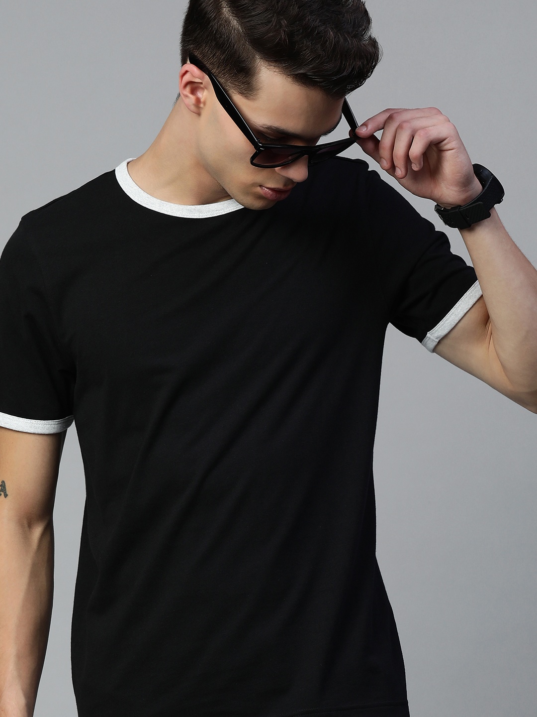 

Huetrap Men Black Solid Round Neck Short Sleeves T-shirt