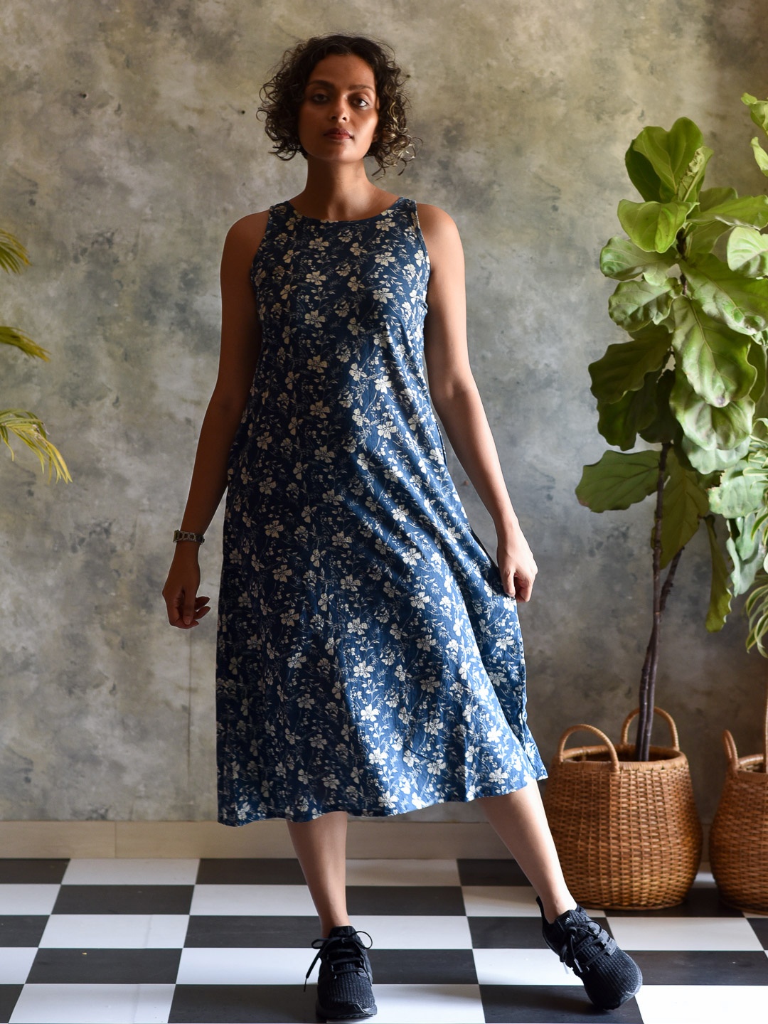 

Suta Women Blue Floral Printed Halter Neck A-Line Midi Dress