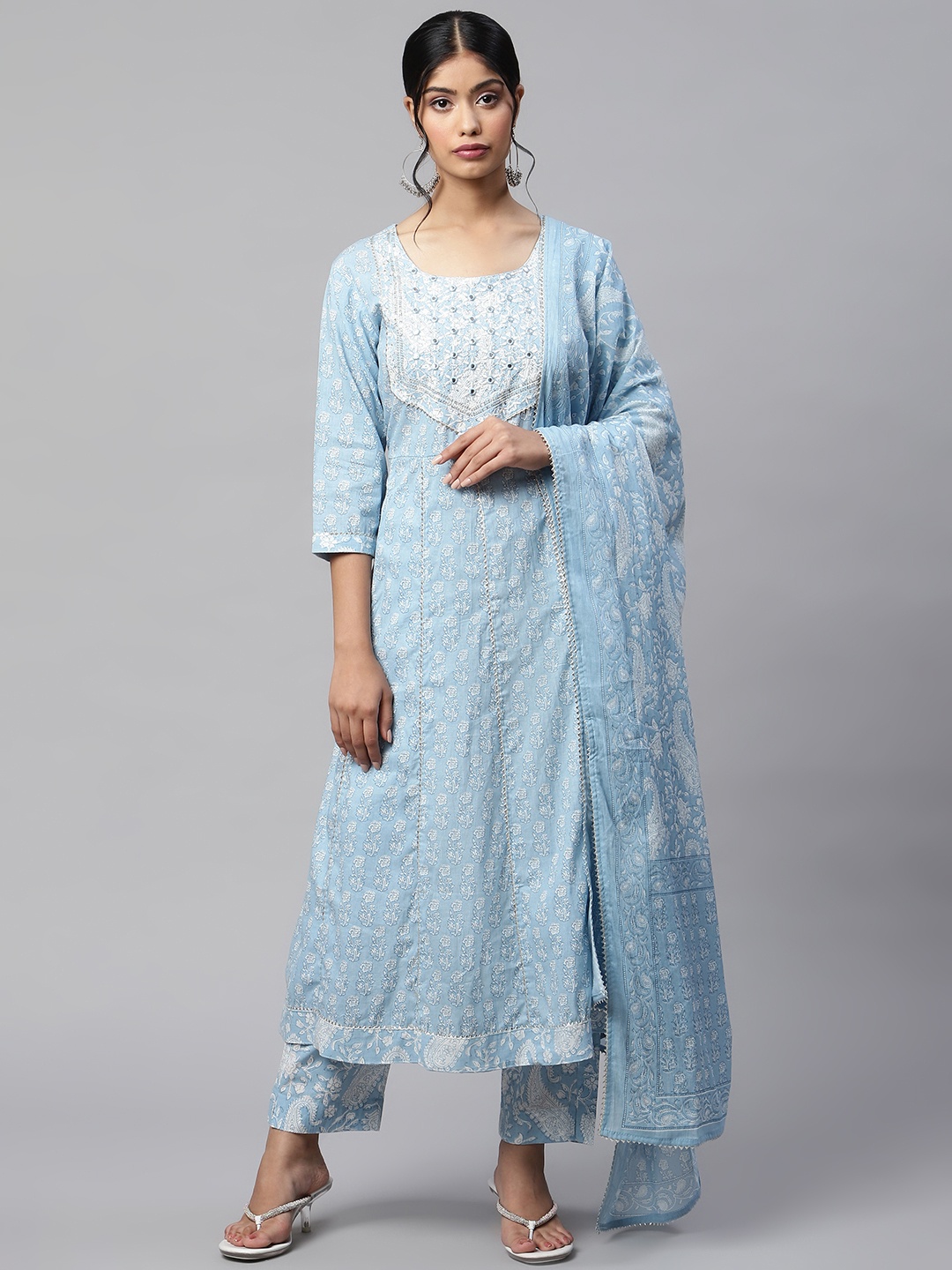 

Readiprint Fashions Women Blue & White Floral Printed Cotton Kurta & Palazzos With Dupatta