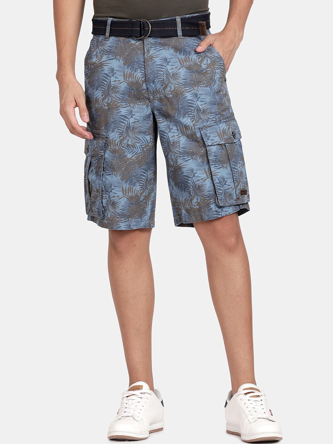 

t-base Men Blue Floral Printed Cargo Shorts