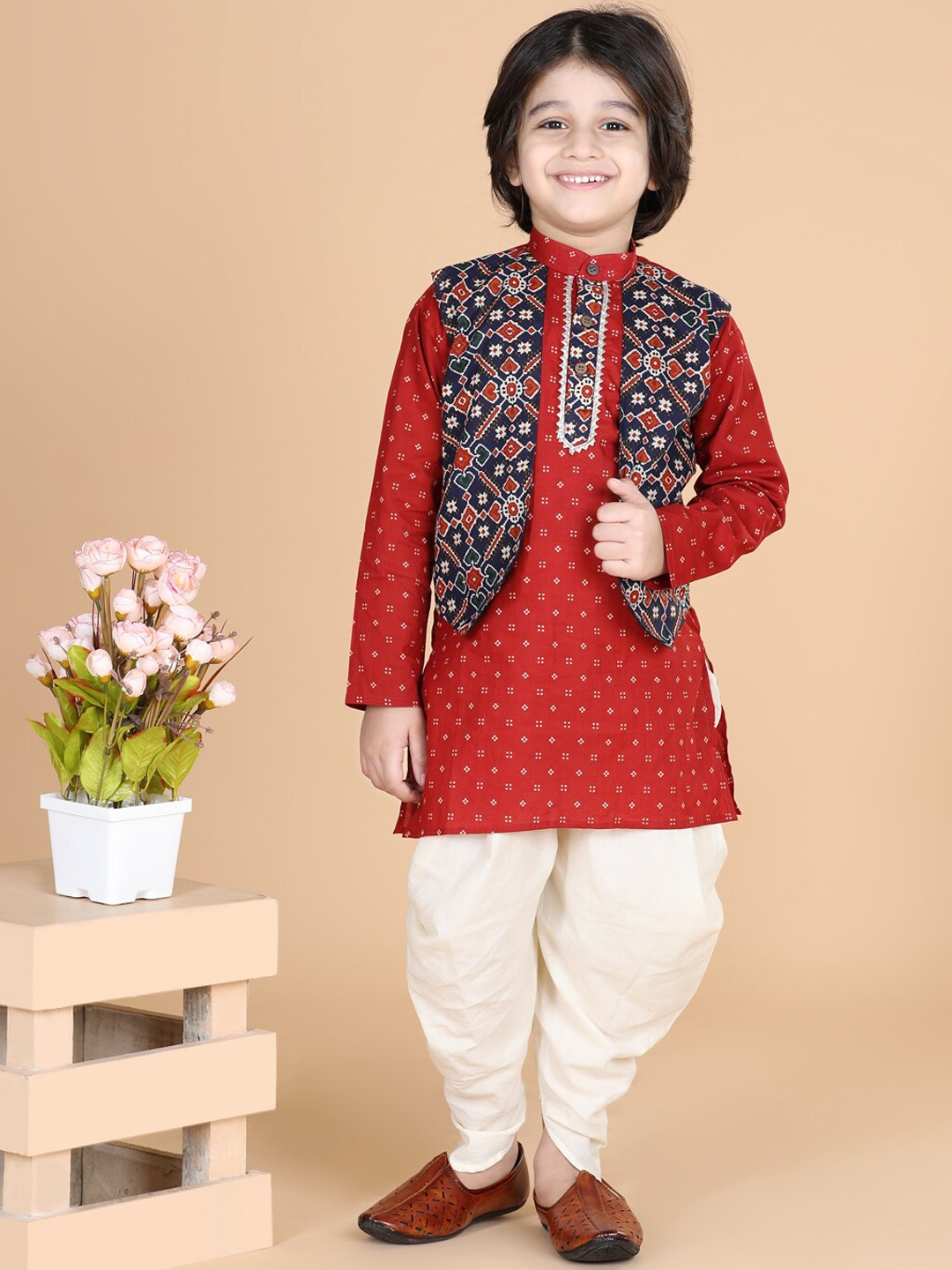 

LIL PITAARA Boys Red Printed Pure Cotton Kurta with Trousers & With Jacket