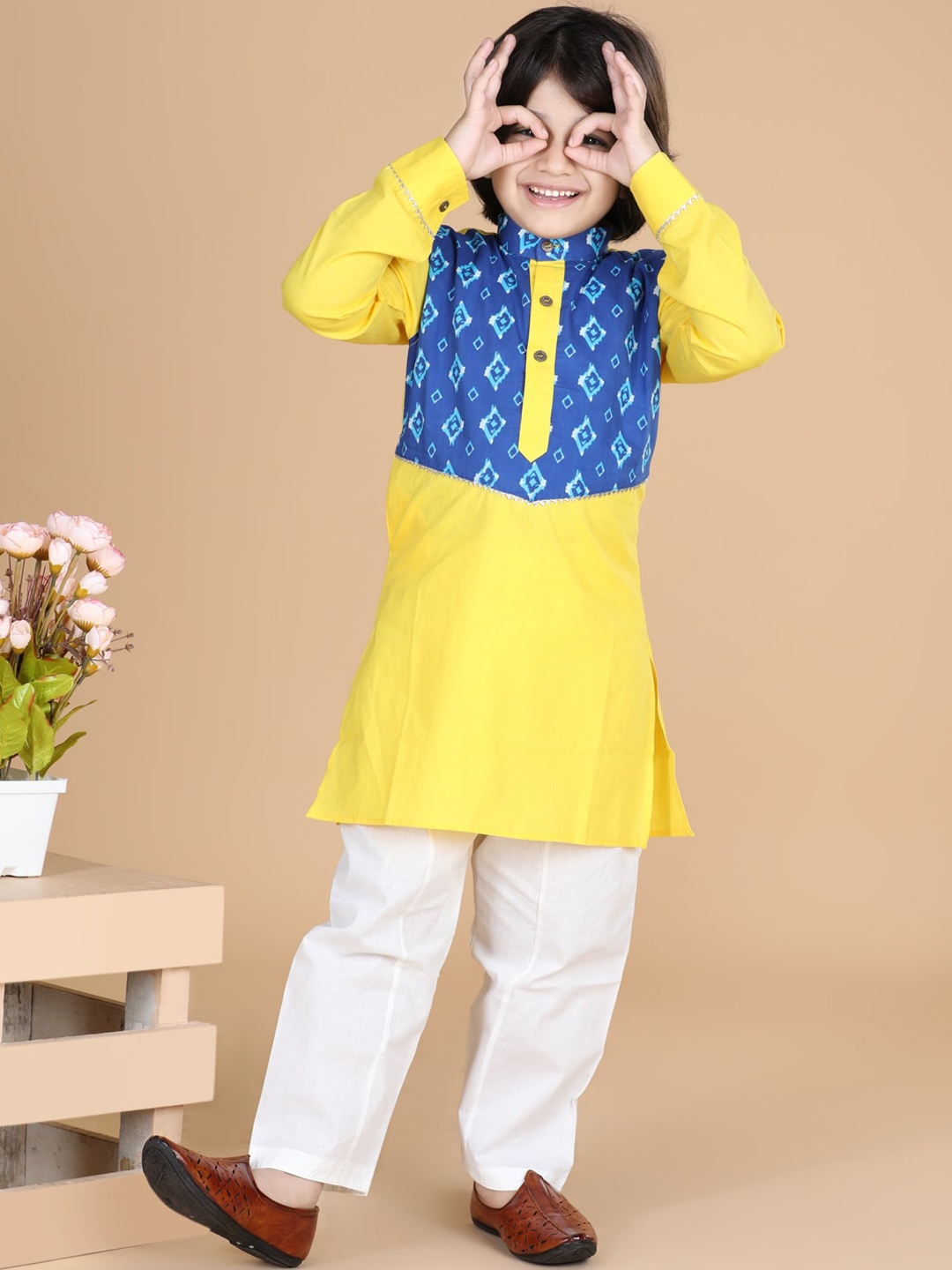 

LIL PITAARA Boys Yellow & White Printed Gotta Patti Pure Cotton Kurta with Pyjamas