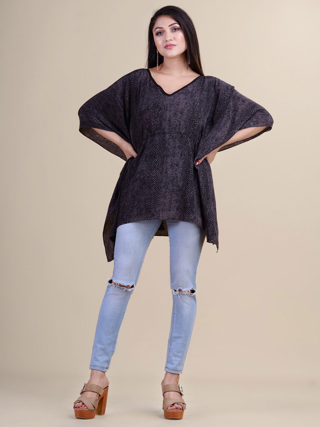 

Laa Calcutta Grey Animal Printed Georgette Kaftan Tunic