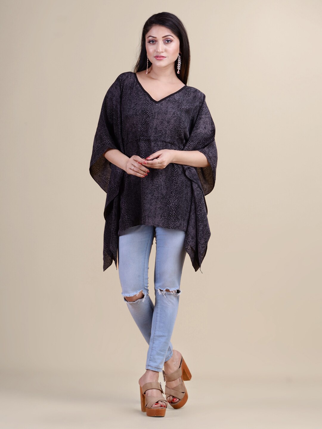 

Laa Calcutta Women Grey Printed Kaftan Tunic