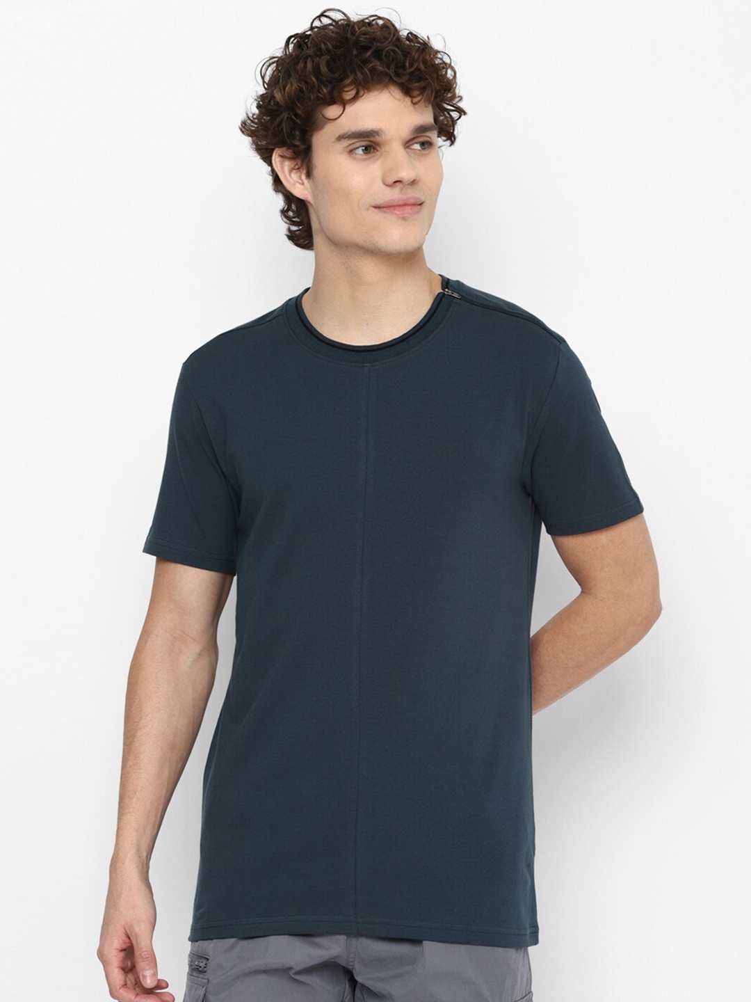 

FOREVER 21 Men Navy Blue Solid T-shirt