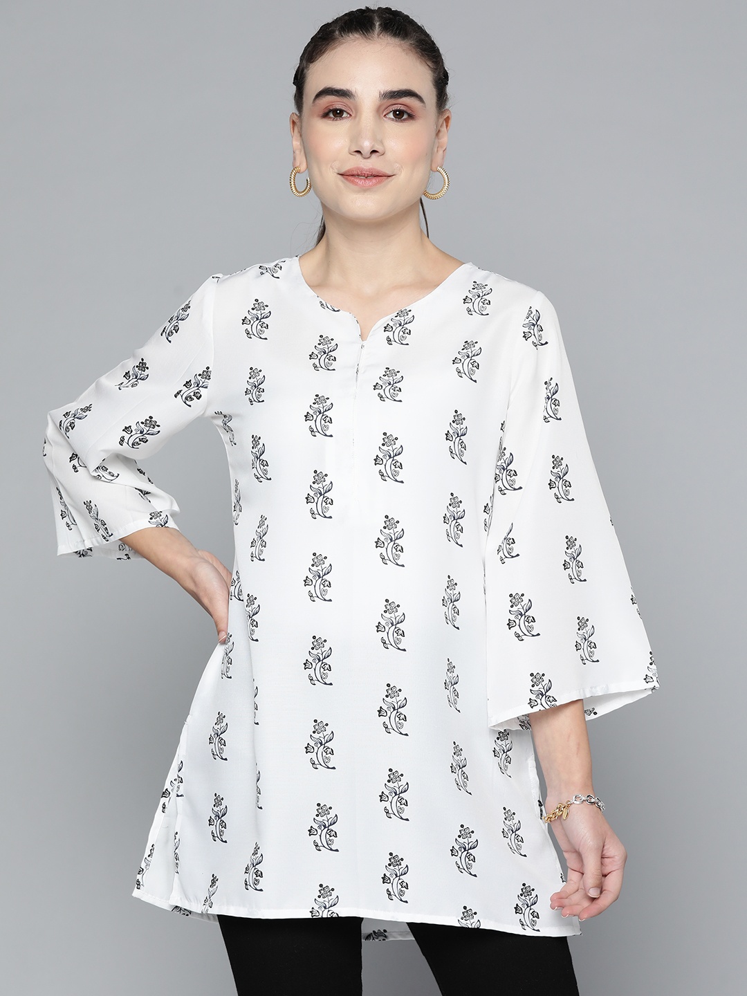 

HERE&NOW White & Black Floral Printed Sweetheart Neck Kurti