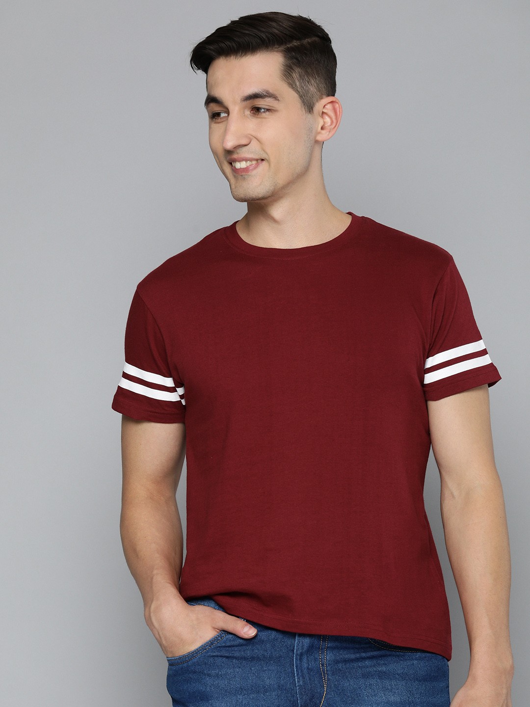 

HERE&NOW Men Maroon Solid Round Neck Regular Sleeves T-shirt with Striped Detail