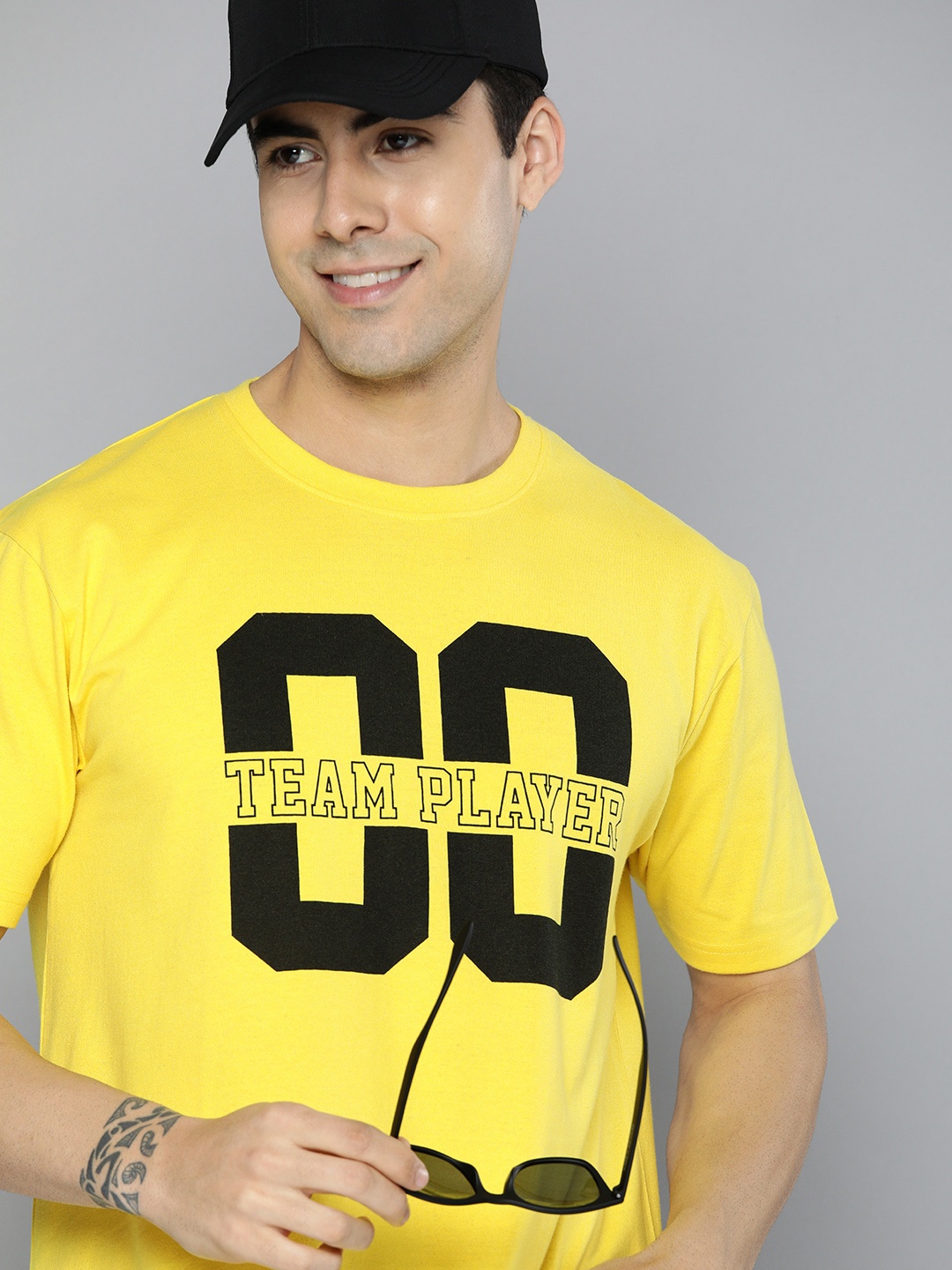 

HERE&NOW Men Yellow & Black Sports Printed Casual T-shirt