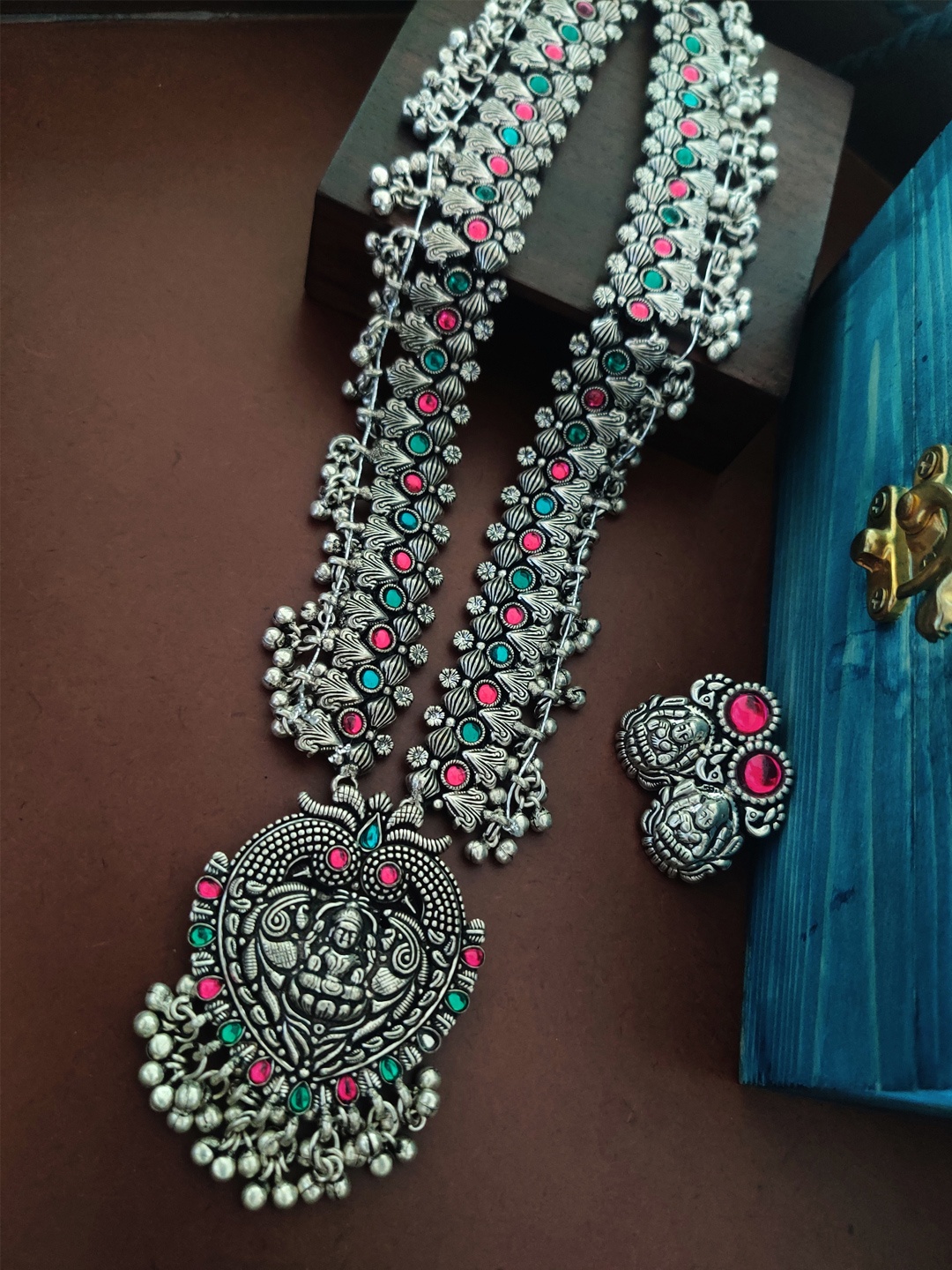 

Binnis Wardrobe Oxidised Silver-Plated Green & Pink Stone-Studded & Beaded Jewellery Set