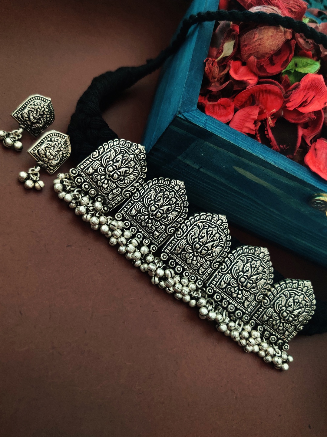 

Binnis Wardrobe Silver Plated Oxidised Antique Jewellery Set