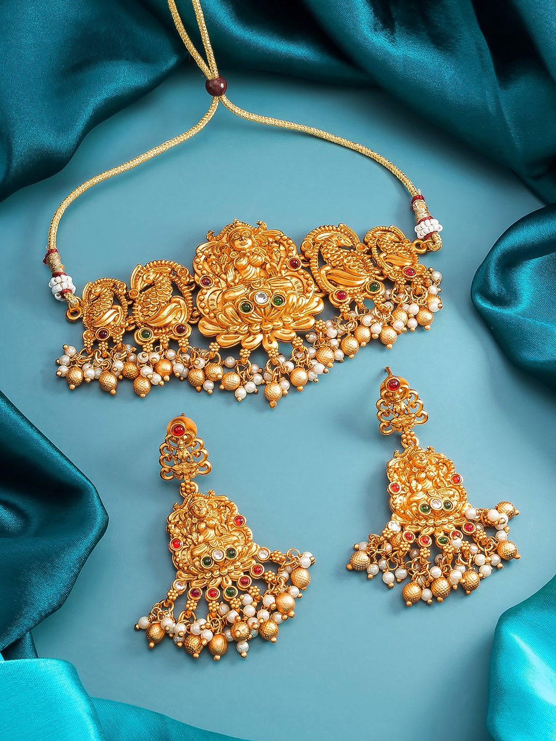 

aadita Gold-Plated Red & Green Kundan Studded Choker Jewellery Set