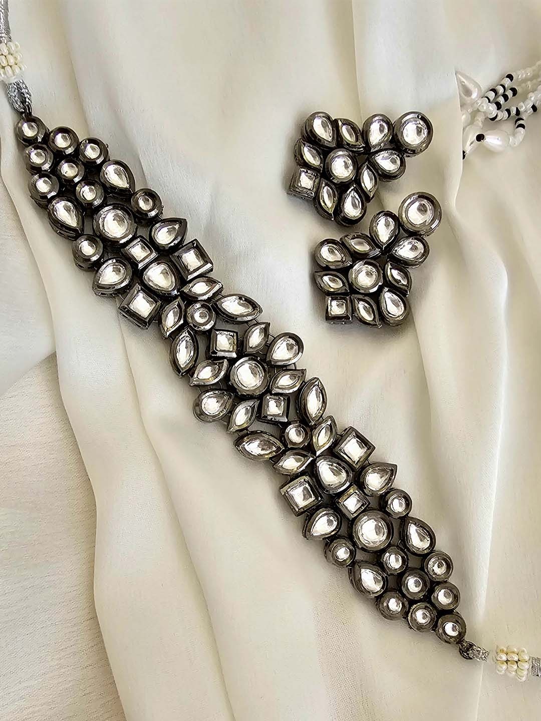 

Binnis wardrobe gold-plated kundan jewellery, Silver