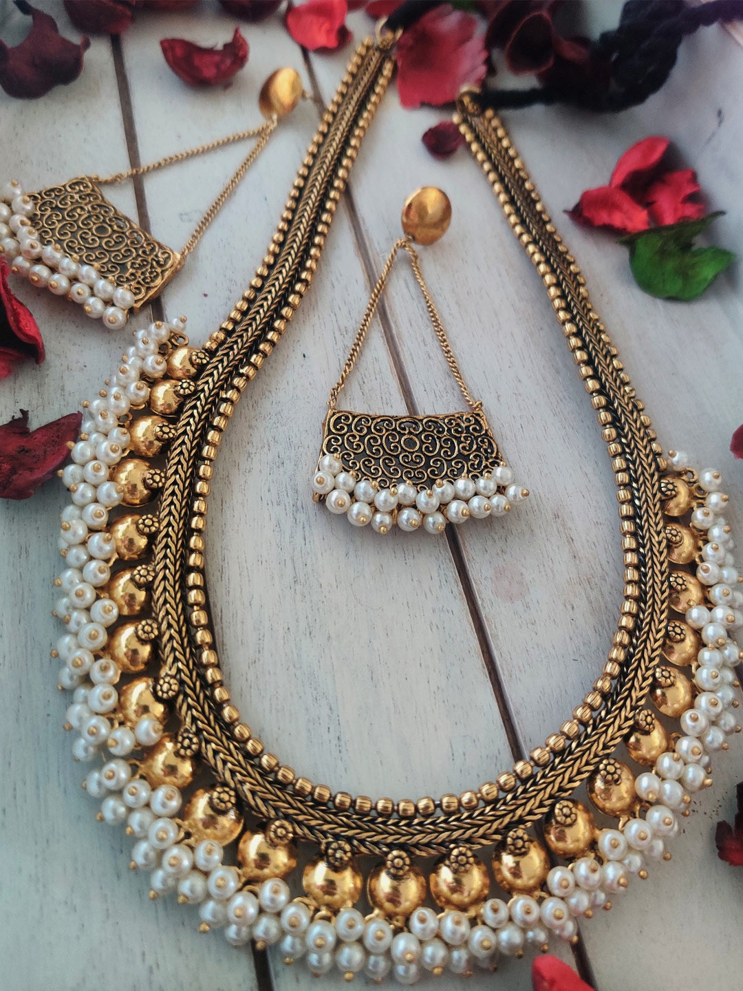 

Binnis Wardrobe Gold-Plated & White Beaded Jewellery Set