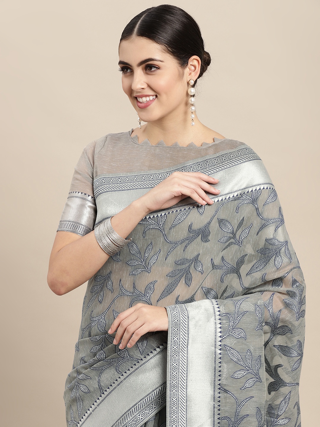 

VAIRAGEE Grey Floral Cotton Silk Saree