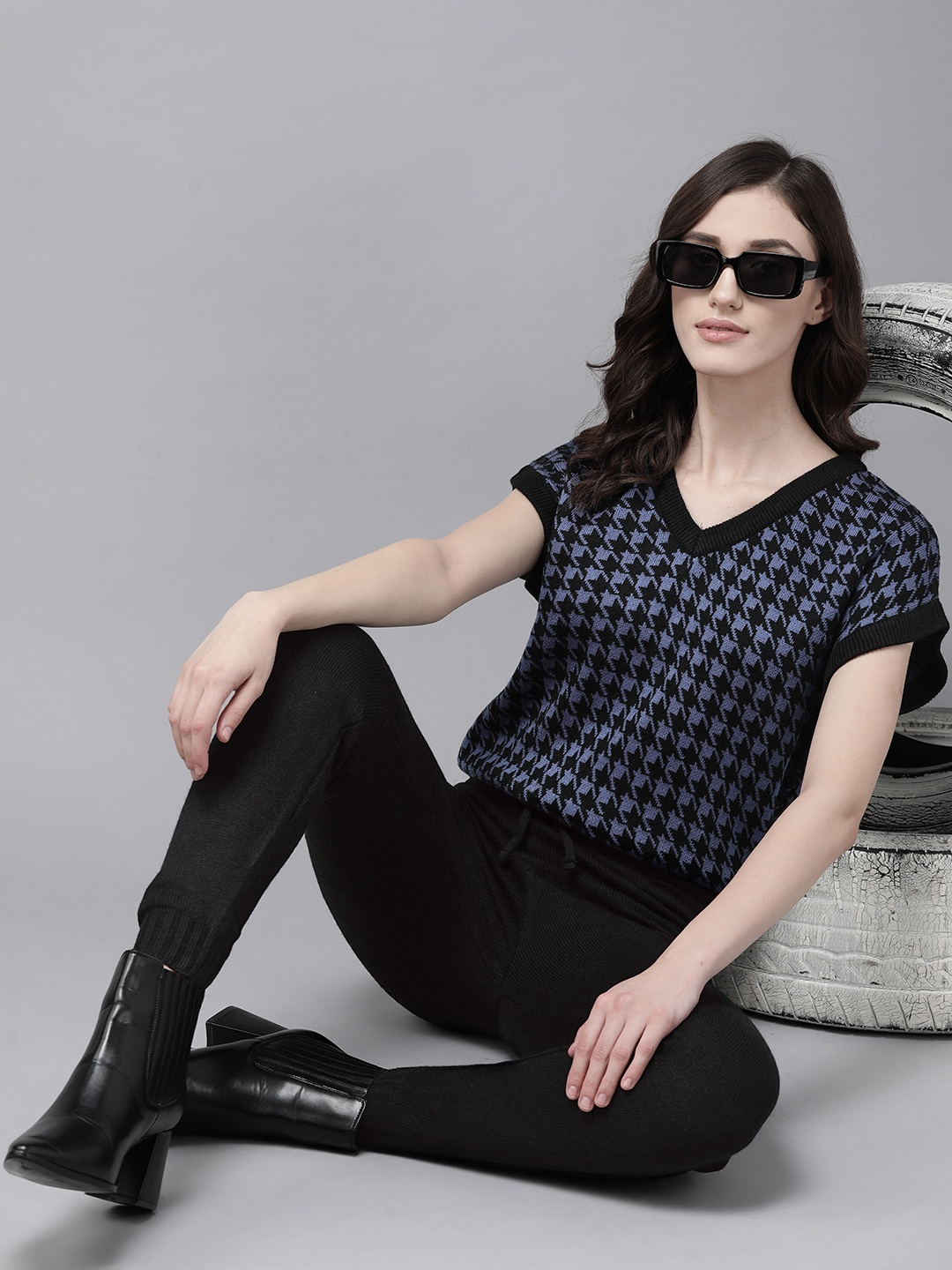 

The Roadster Lifestyle Co. Women Black & Blue Self Design Acrylic Houndstooth Co-Ords