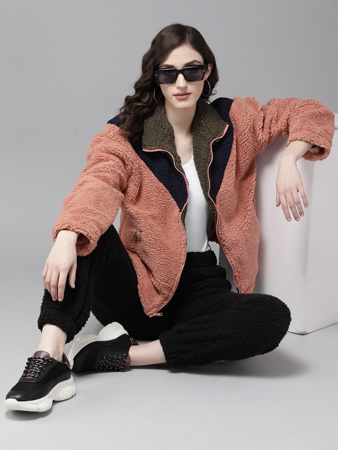 

The Roadster Lifestyle Co. Women Peach-Coloured Colourblocked Sherpa Jacket