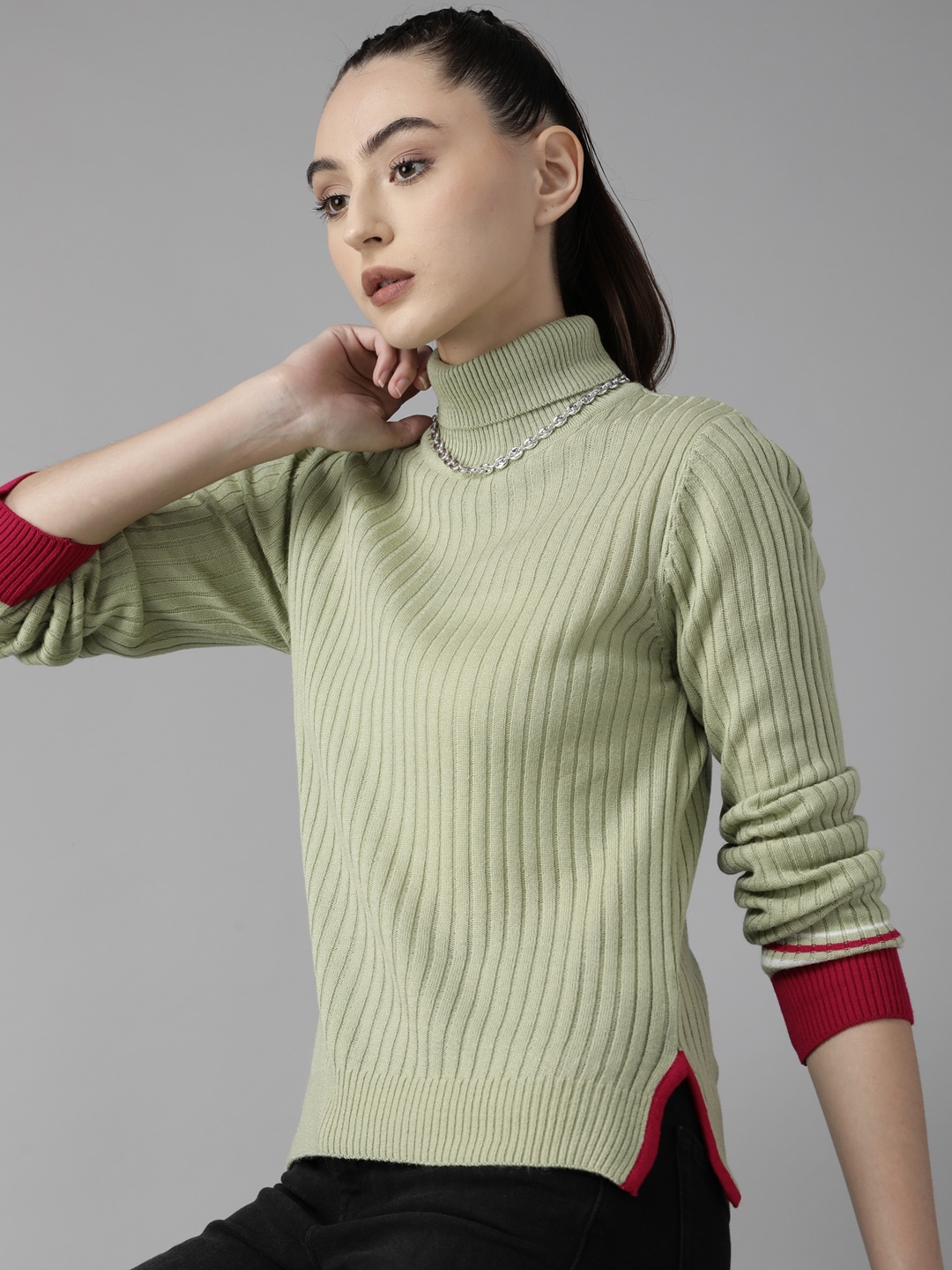 

Roadster Women Green Solid Pullover Sweater