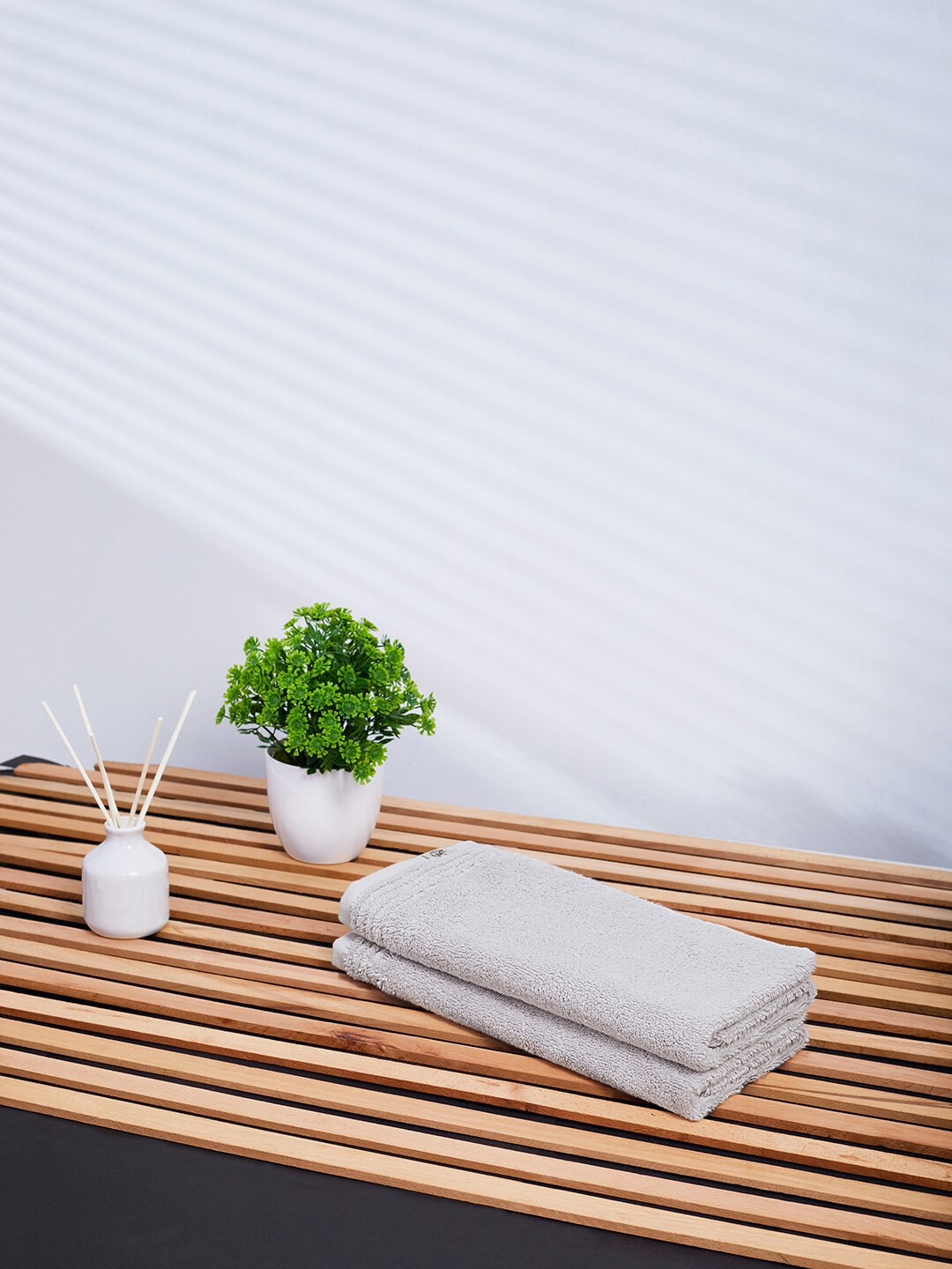 

Himeya Pack Of 2 Silver Mist-Coloured Solid 650 GSM Cotton Hand Towel, Off white