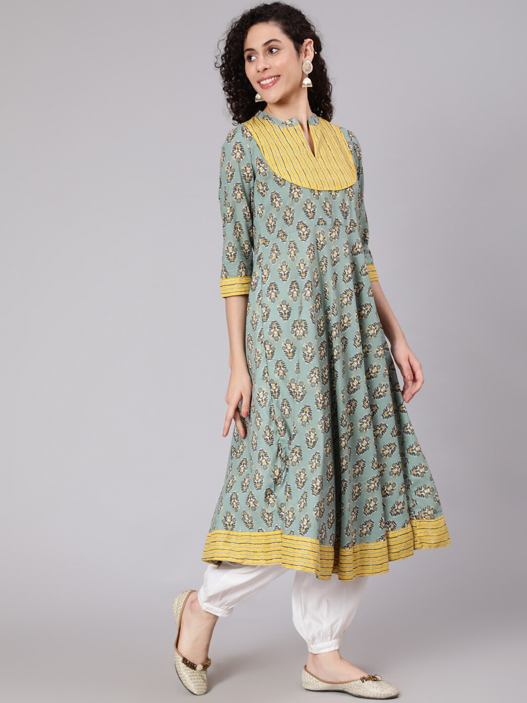 

Awadhi Women Green Paisley Printed Anarkali Kurta