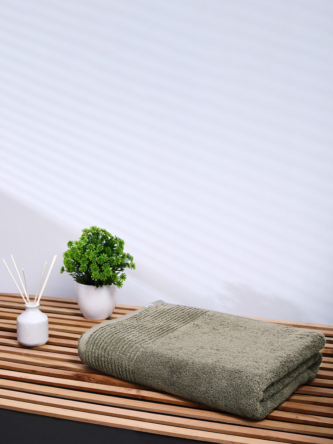

Himeya Grey Solid 650 GSM Sustainable Cotton Bath Towel