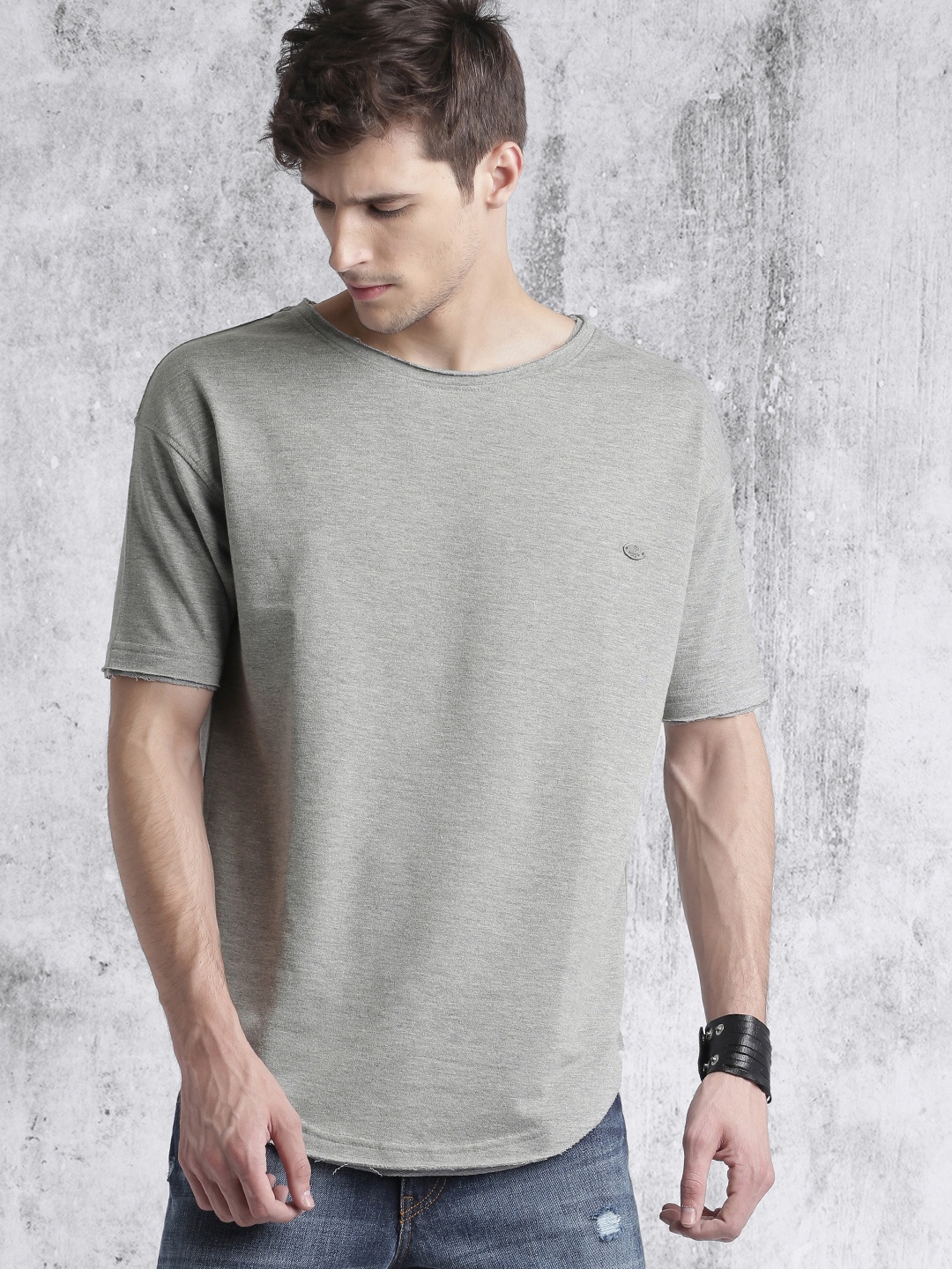 

Roadster Men Grey Melange Longline T-shirt with Raw Edges
