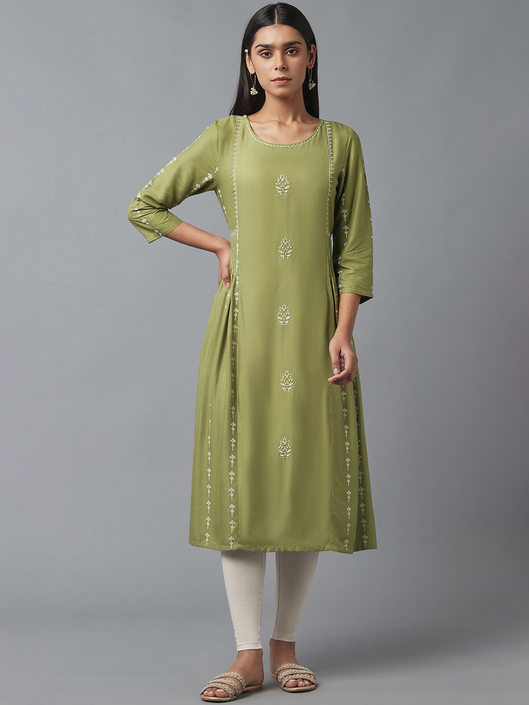 

W Women Green Geometric Embroidered Thread Work Kurta