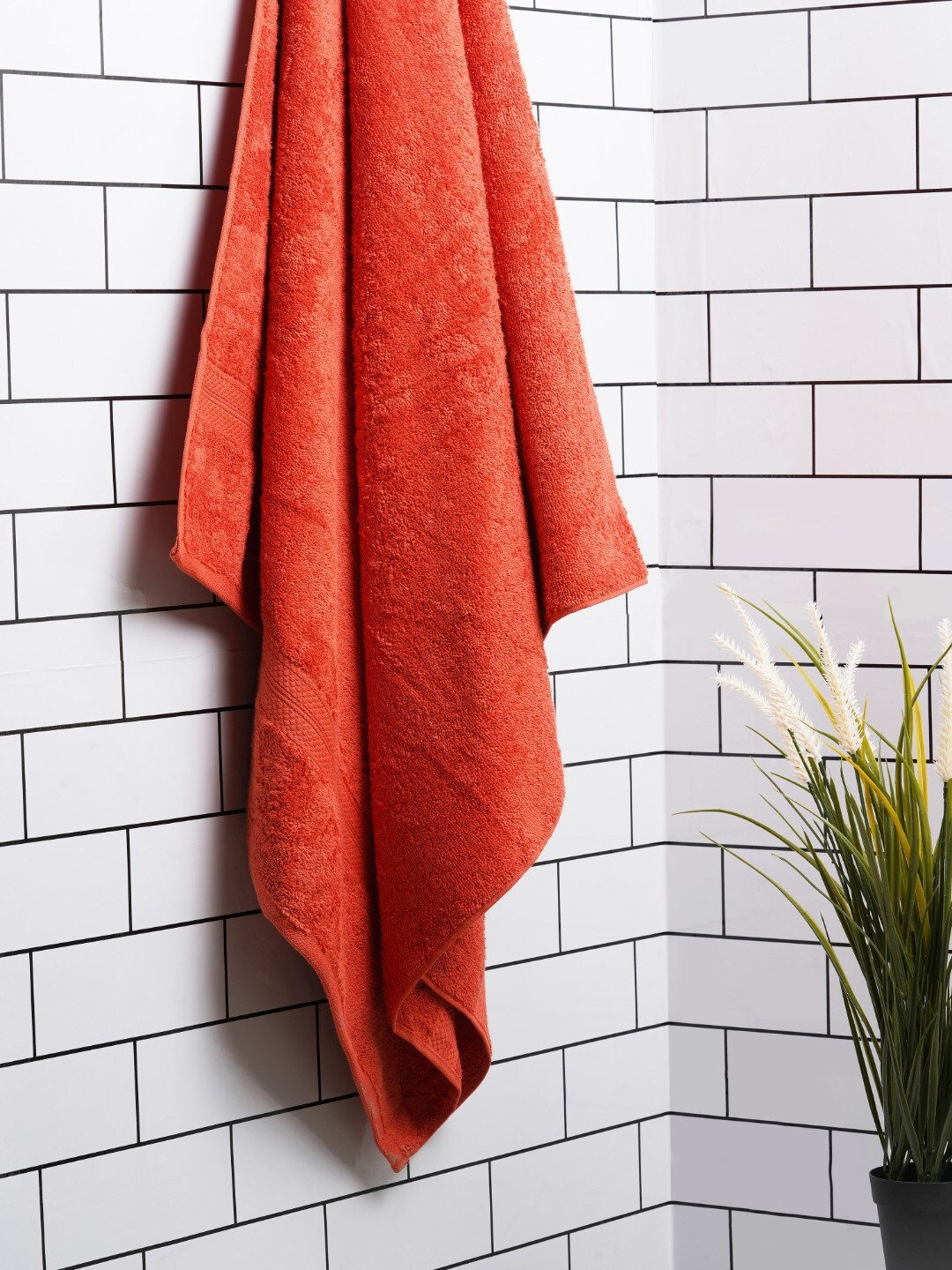 

SPACES Red Solid 480 GSM Cotton Bath Towels