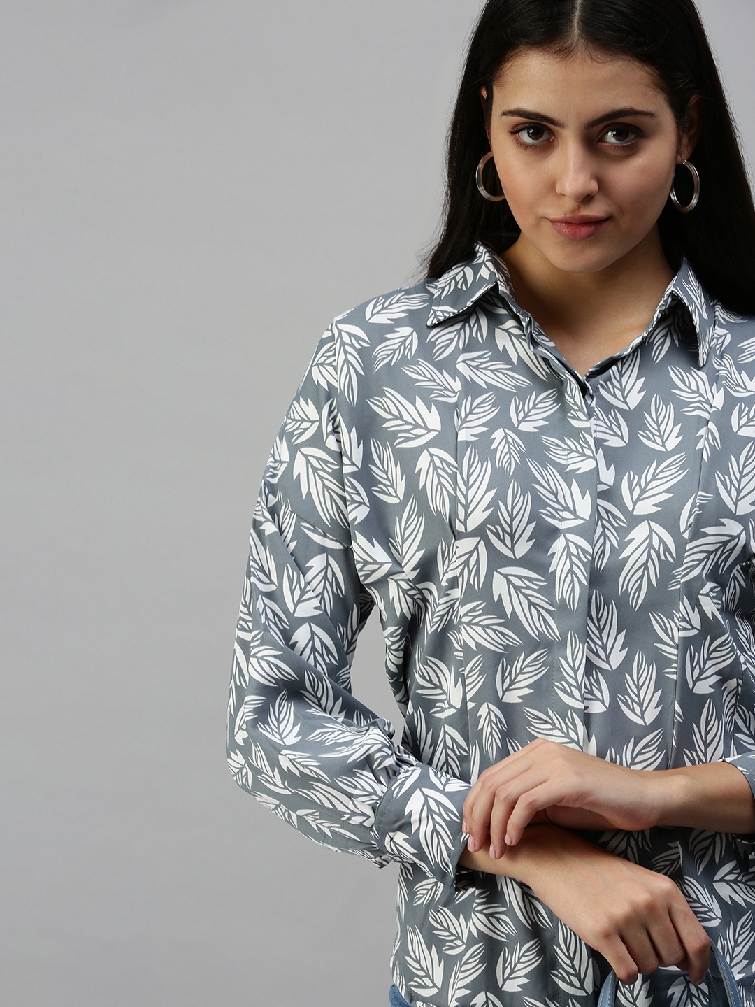 

SHOWOFF Women Grey Contemporary Slim Fit Floral Printed Casual Shirt