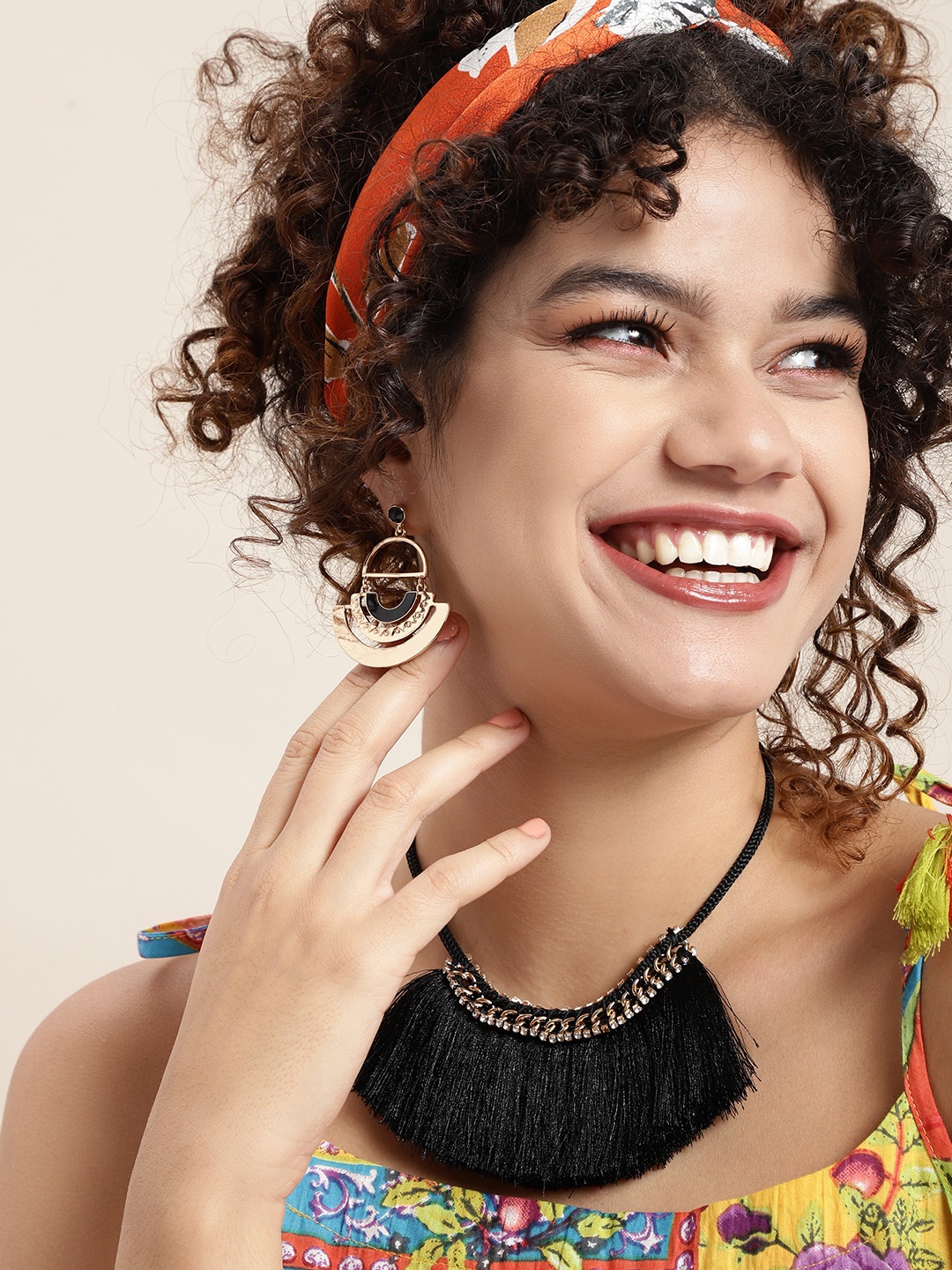 

Sangria Women Black Tasselled Jewellery Set