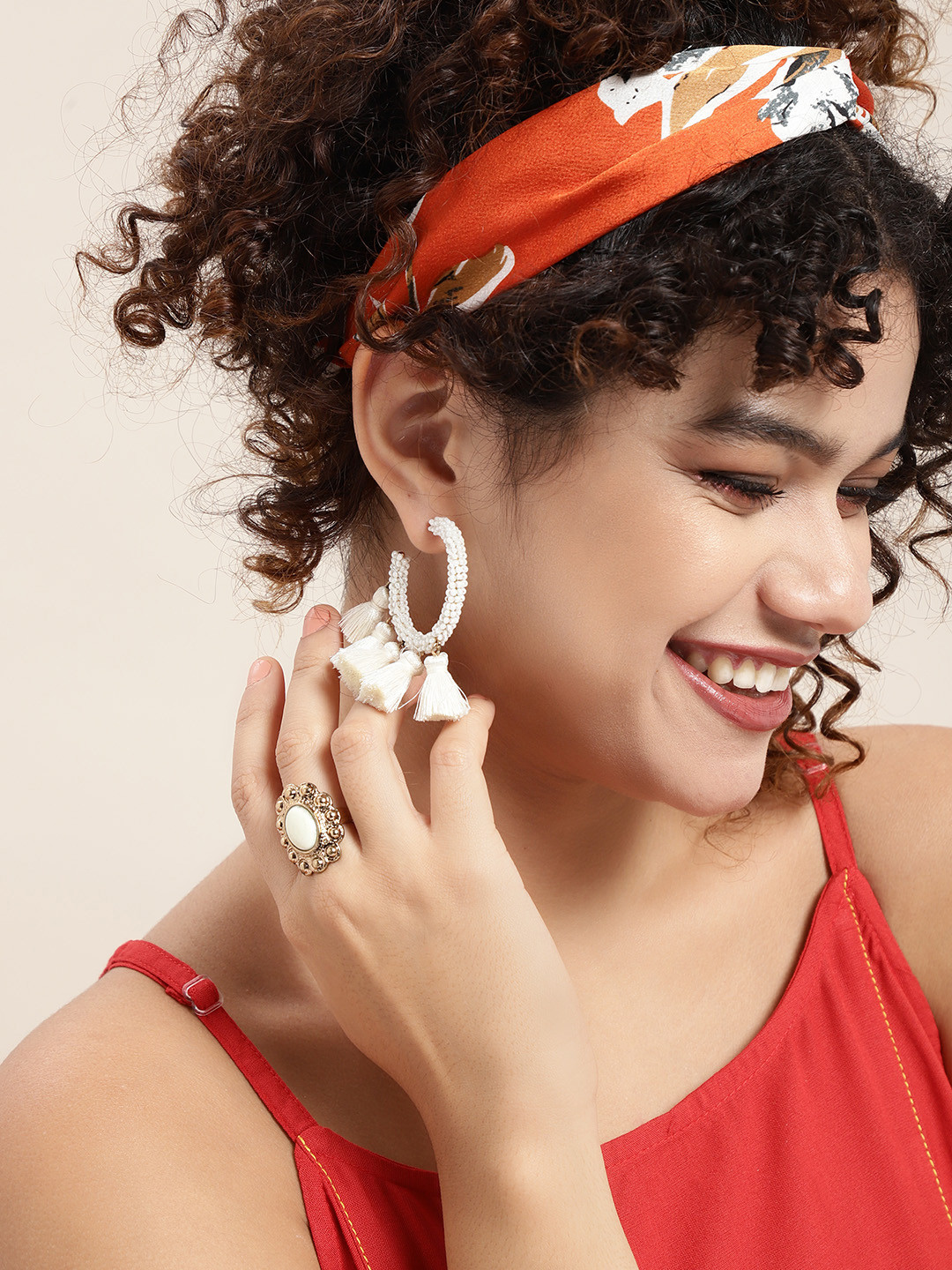 

Sangria Women Set of Earrings & Finger Ring, White