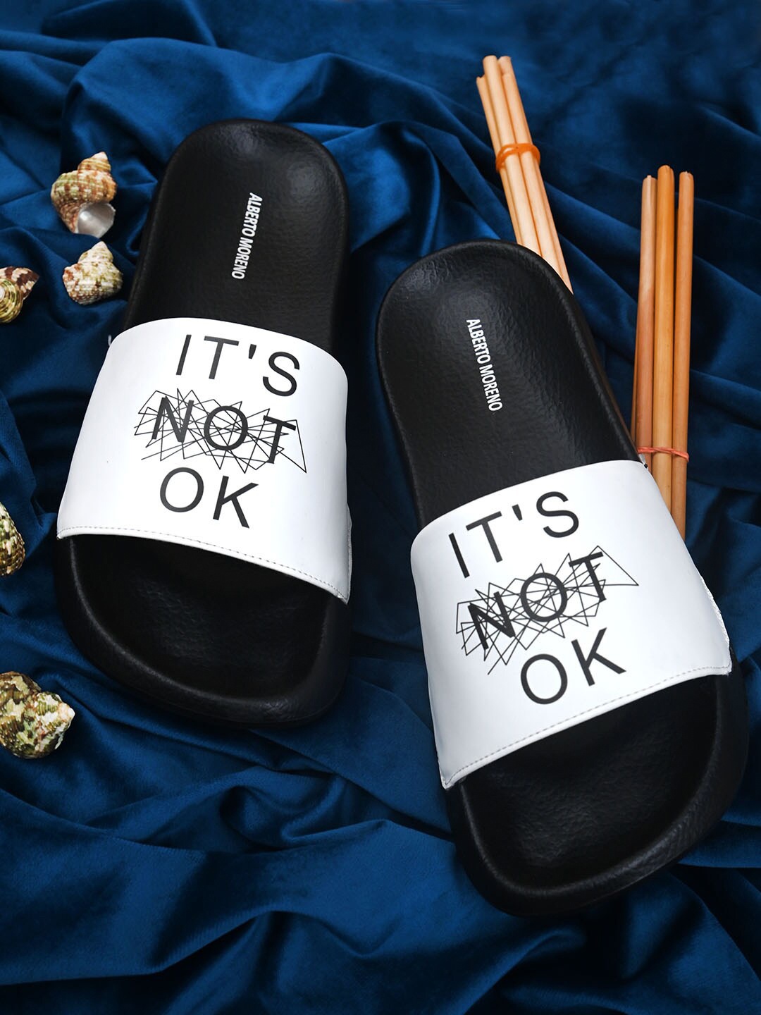 

ALBERTO MORENO Men White & Black Printed Sliders