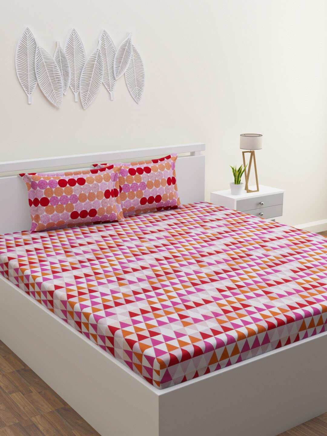 

HOME AFFAIRS Pink Geometric Pure Cotton 250 TC King Bedsheet with 2 Pillow Covers