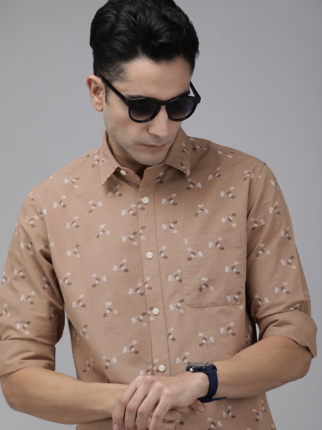 

Van Heusen Sport Men Beige Slim Fit Tropical Printed Pure Cotton Casual Shirt