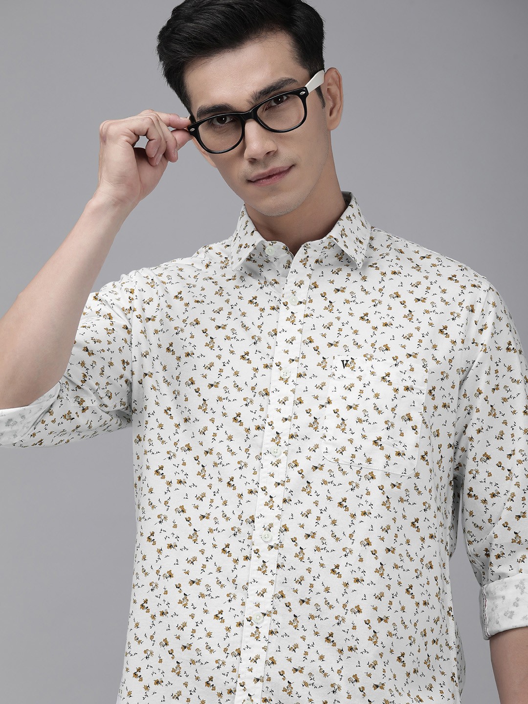 

Van Heusen Sport Men White Floral Printed Slim Fit Pure Cotton Casual Shirt