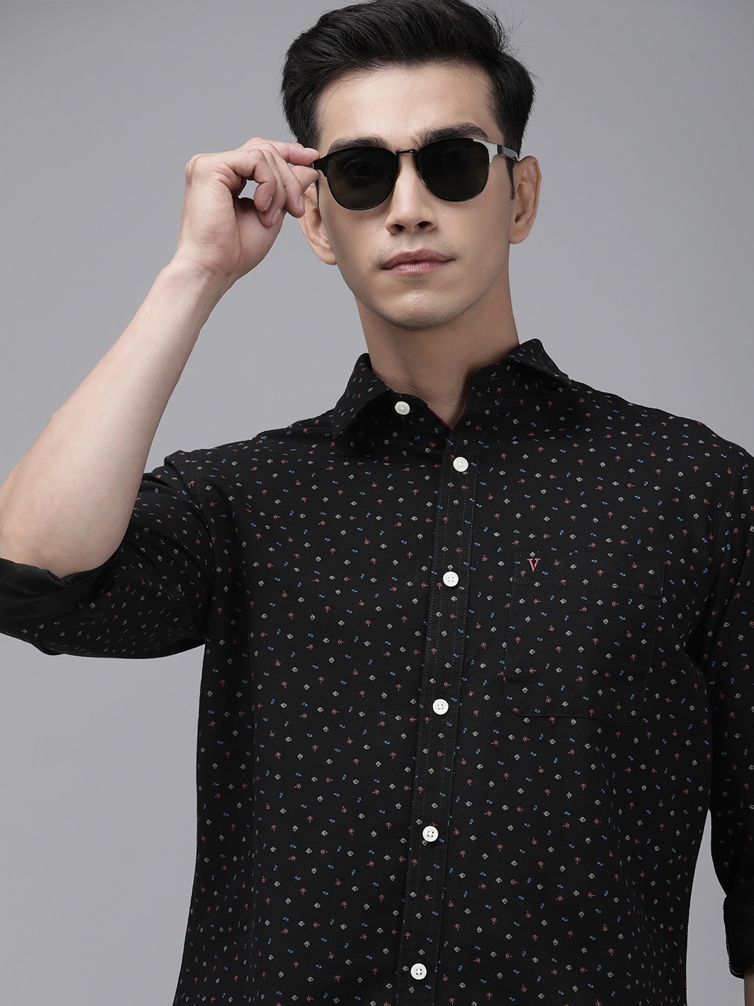 

Van Heusen Sport Men Black Slim Fit Printed Pure Cotton Casual Shirt