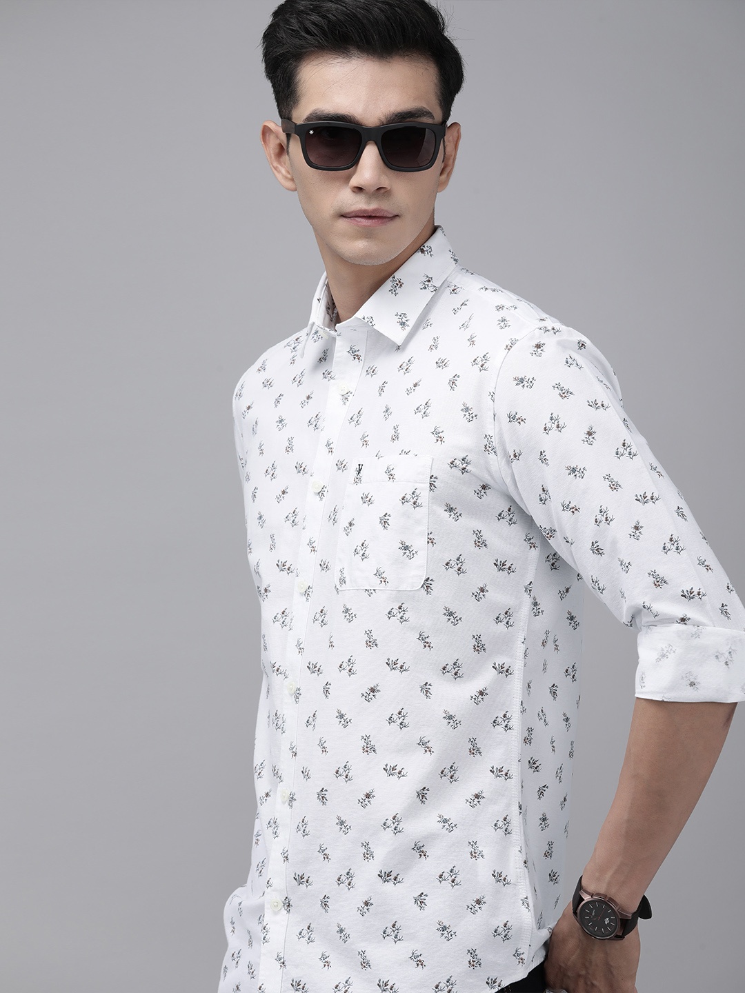 

Van Heusen Sport Men White Floral Printed Slim Fit Pure Cotton Casual Shirt