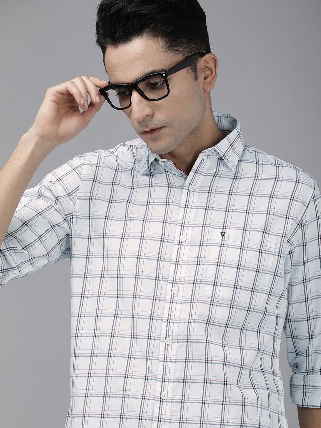 

Van Heusen Sport Men White And Red Slim Fit Checked Pure Cotton Casual Shirt