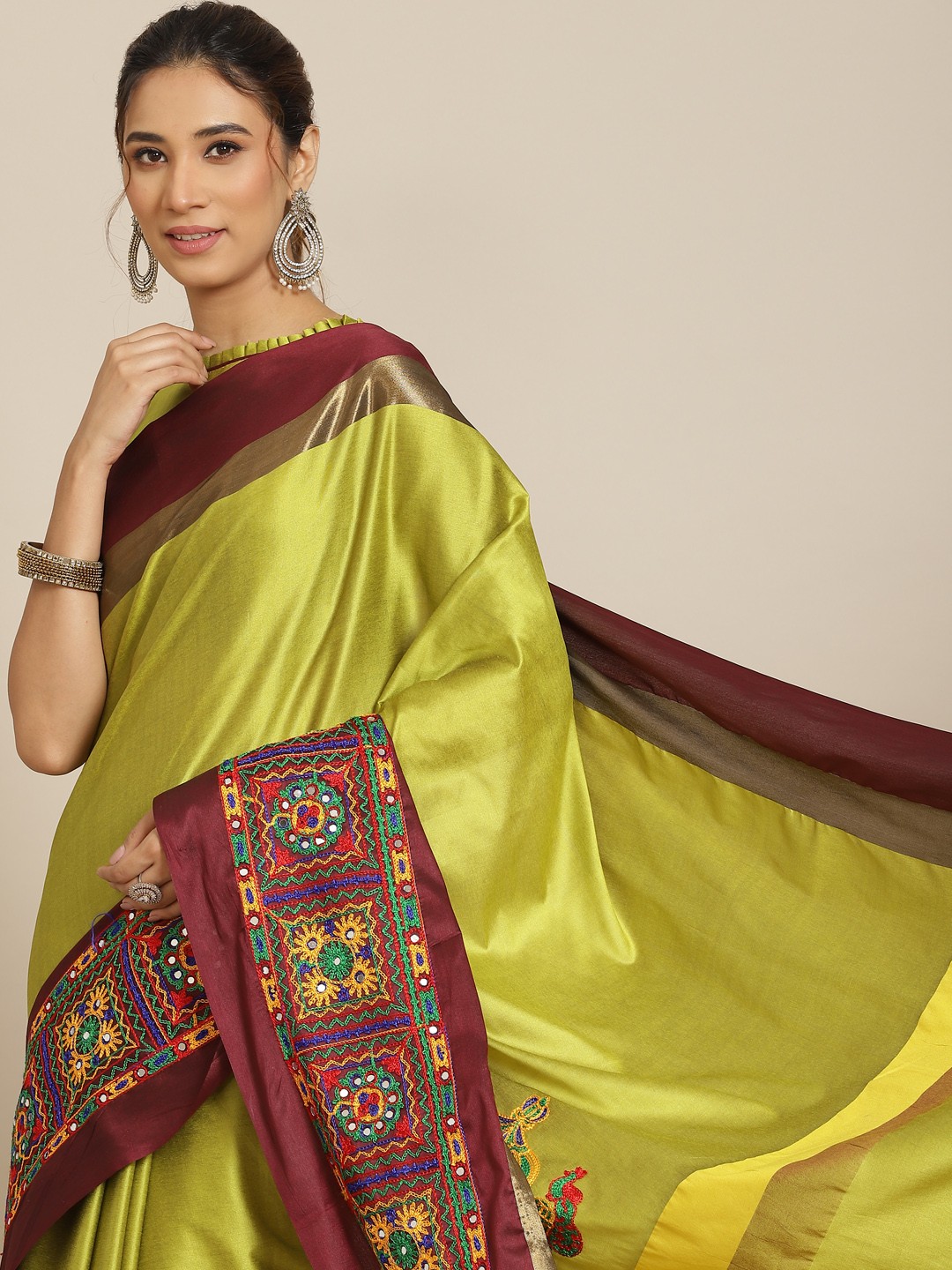 

RAJGRANTH Olive Green & Maroon Ethnic Motifs Kutchi Embroidery Silk Cotton Saree